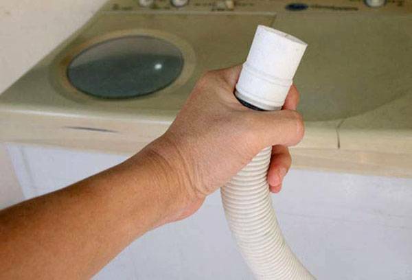 Come cambiare il tubo di scarico in una lavatrice con le proprie mani?