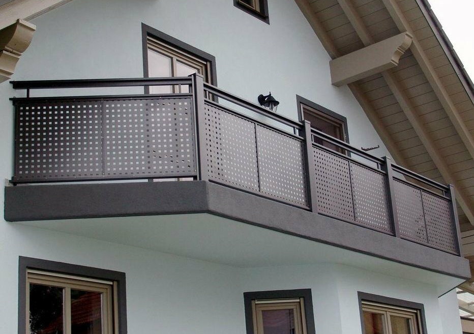 Utvändig balkong med skärmräcke