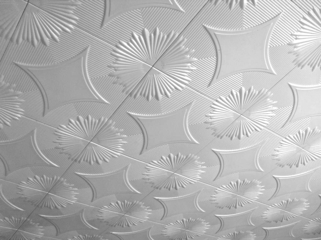 Mønstrede polystyrenplader på soveværelsesloftet