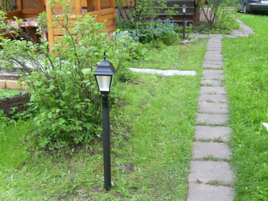 Lanterne-post à côté d'un chemin de tuiles en béton