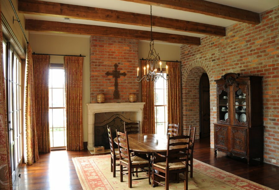 Foto van een woonkamer in gotische stijl met baksteenbehang