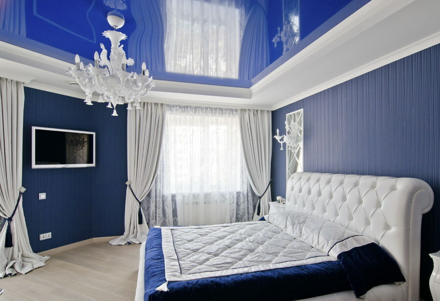 Aydınlık bir yatak odasında streç mavi tavan