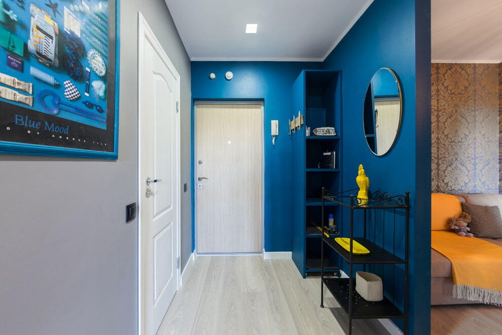 Pintura azul de las paredes en el pasillo del Jruschov de dos habitaciones.