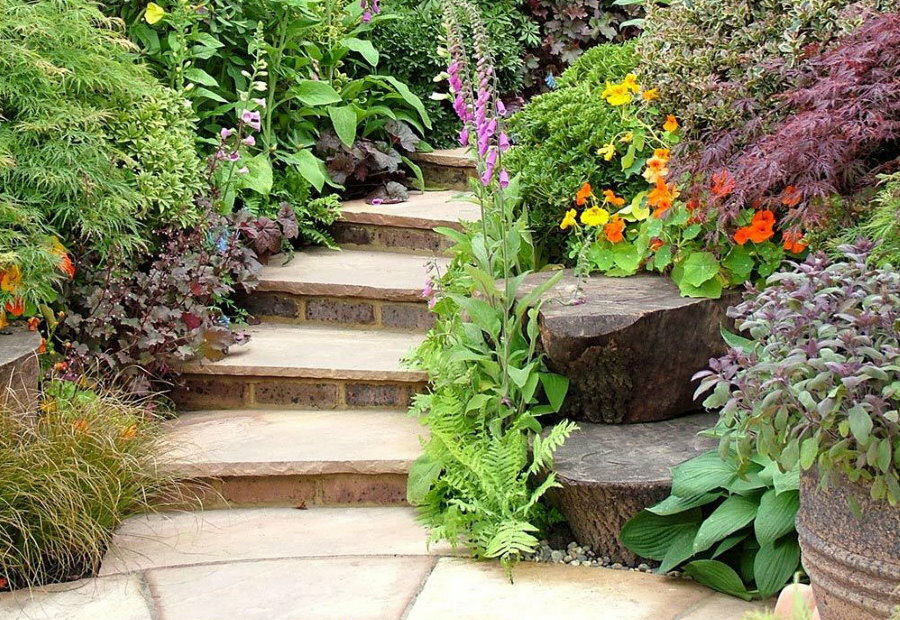 Kamenné schody na zahradní cestě