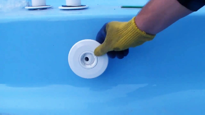 Jei konservuodami baseiną nepašalinote purkštukų, juos taip pat reikia išvalyti. Lengviausias būdas tai padaryti yra mirkyti juos tirpale su chloru.