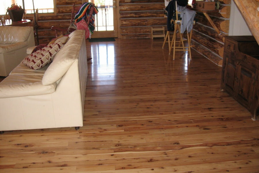 Planches laquées sur le sol d'une maison en bois