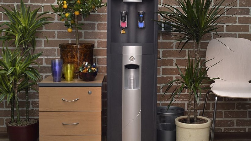 Refrigeratore d'acqua con raffreddamento esterno e riscaldamento: come scegliere il raffreddamento, secondo quali criteri, vantaggi e svantaggi, tavolo, modelli recensione
