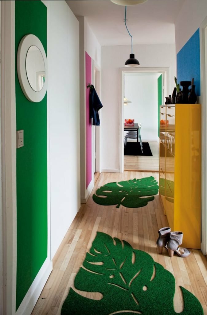 Tapetes de palmeira no corredor do apartamento