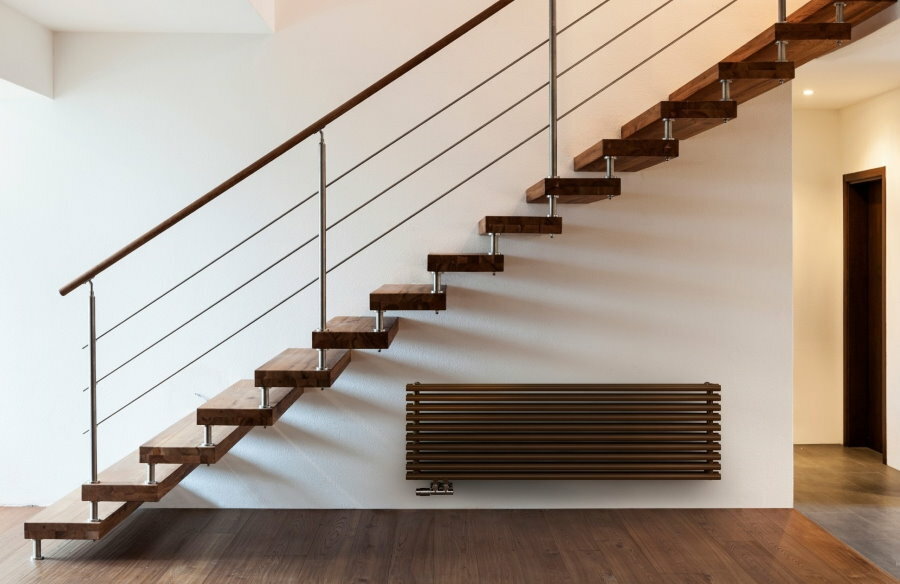 Escada com degraus de madeira