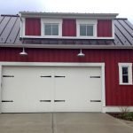 Rosso con cancello garage bianco