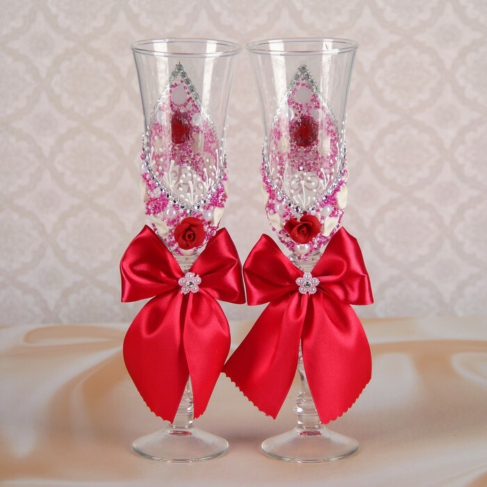 Un ensemble de verres de mariage 2 pcs avec stuc, perles et nœuds cramoisis