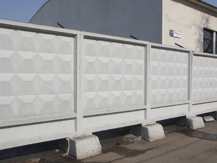 Betonska sekcijska ograja na podpornih steklih