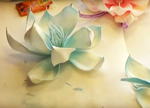 Gėlės iš izolonos interjero dekoravimui - šedevrų nuotrauka