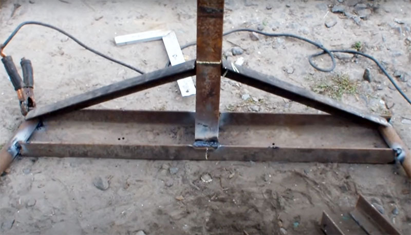 Além disso, o rack é fixado com batentes inclinados, e o próprio canal horizontal também é conectado a dois tubos que encostam no solo para estabilidade