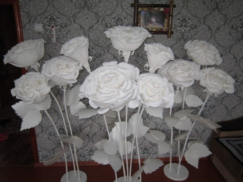 Krāšņas rozes ar savām rokām: 7 materiāli, no kuriem jūs varat izgatavot " ziedu karalieni", lai dekorētu savu māju