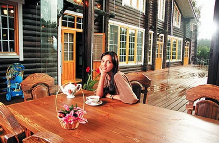 Il posto preferito di Alsou è una terrazza in legno
