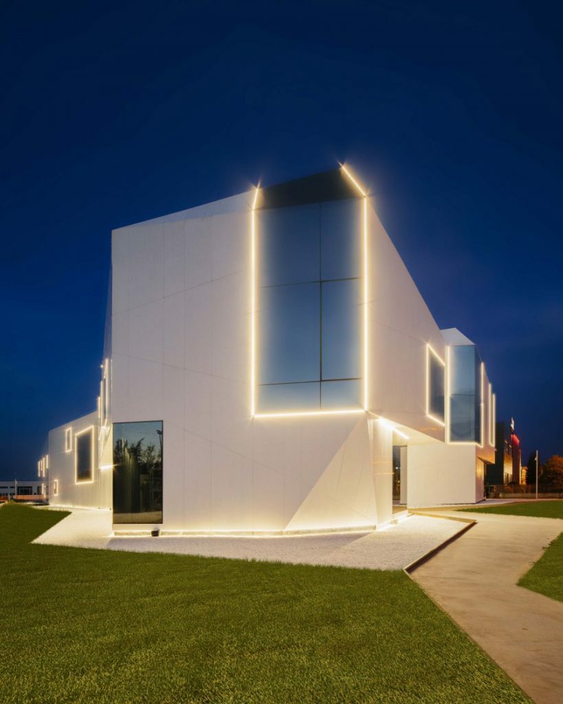 Az épület világos megvilágítása modern stílusban