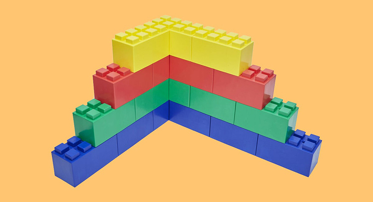Gradnja sten z bloki EverBlock je podobna gradnji igrač iz kock Lego
