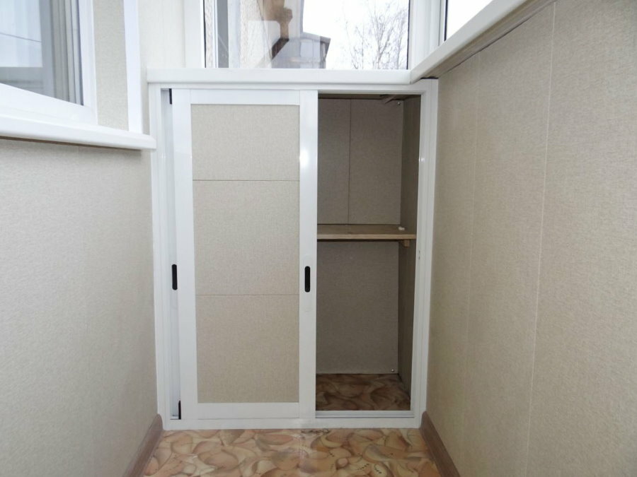 Pequeno armário na varanda do apartamento