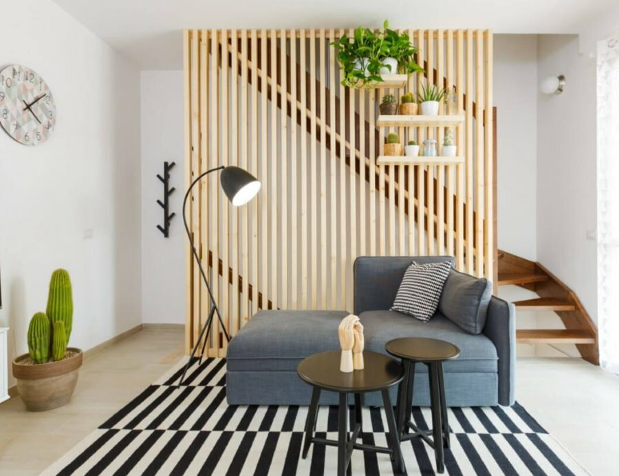 Dekorative Trennwand aus Holz im Wohnzimmer mit Treppe