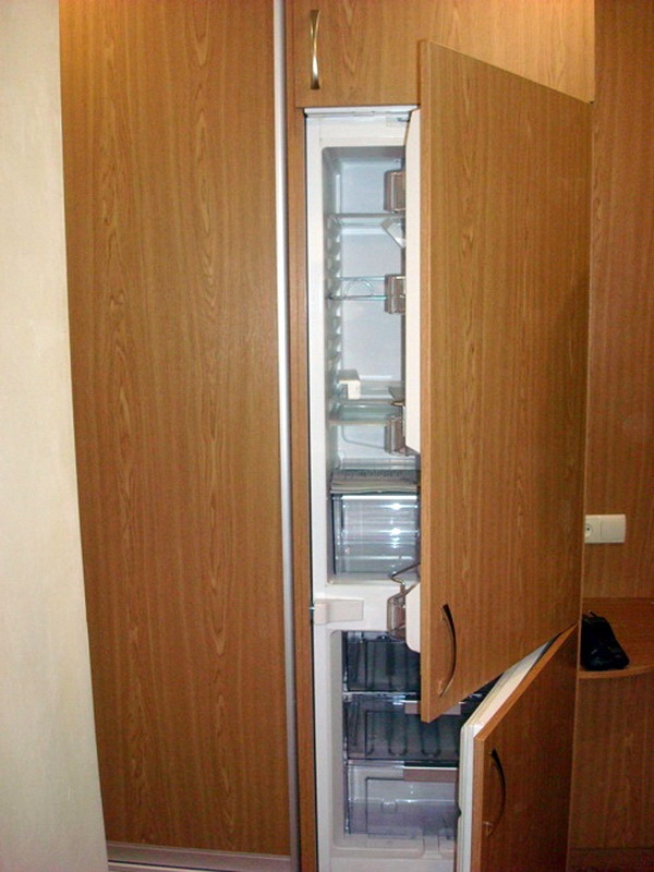 Panely z drevotriesky na dverách vstavanej chladničky