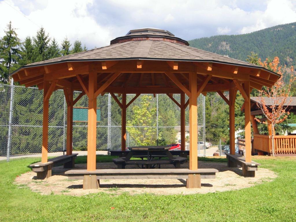 Letný altánok okrúhleho tvaru na drevených stĺpoch