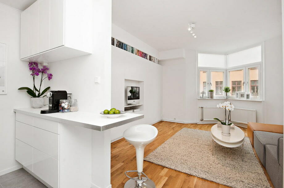 Medinės grindys baltos spalvos studijos tipo apartamentuose