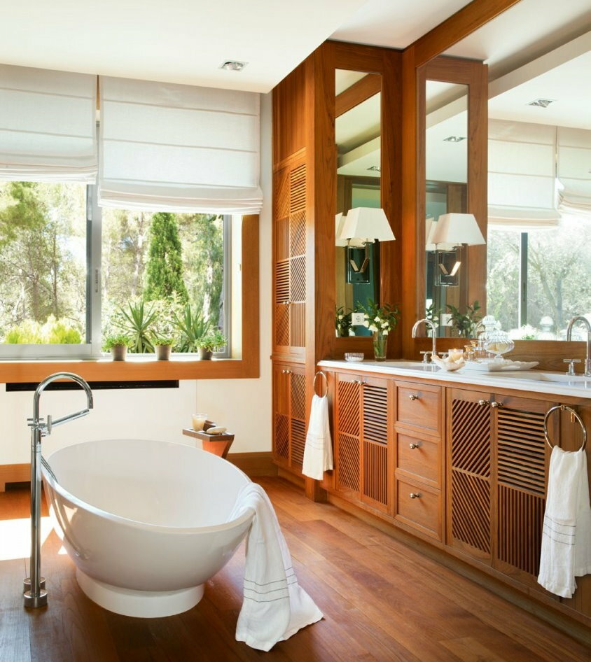 Mediniai baldai privataus namo vonioje su langu