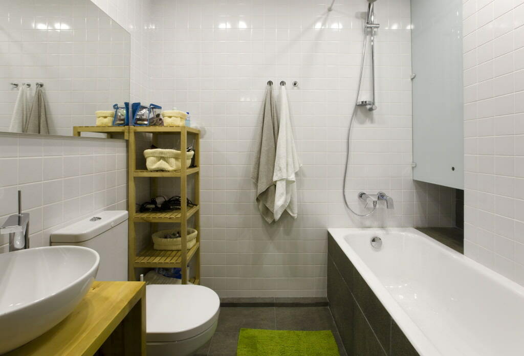 Kvadratinės plytelės vonios kambaryje su lengva apdaila