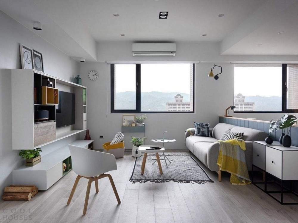 Chambre simple lumineuse dans un style intérieur moderne