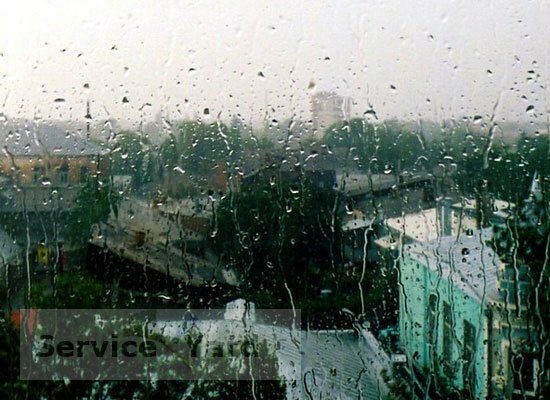 Waschen Sie die Fenster in der Wohnung