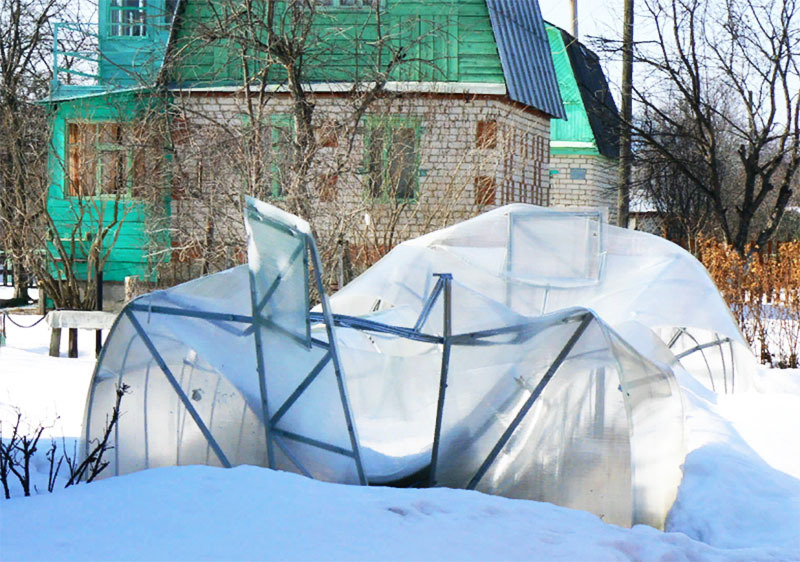The elastic material is not afraid of a thick layer of snow. Rather, the frame of the greenhouse will not withstand. There are reviews in which users said that the frame of the greenhouse broke, and the film remained intact