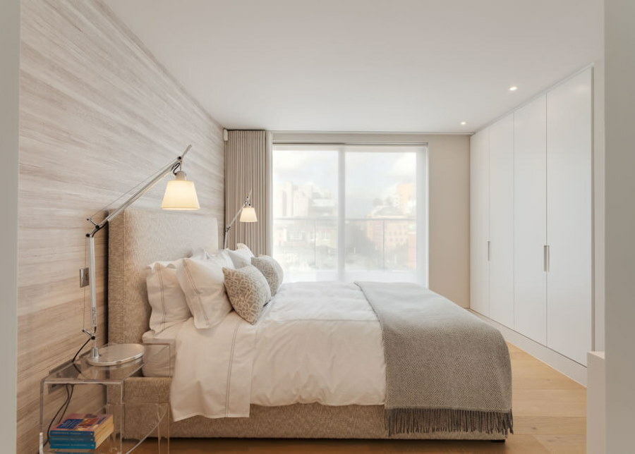 Mała sypialnia z sufitem z płyt gipsowo-kartonowych
