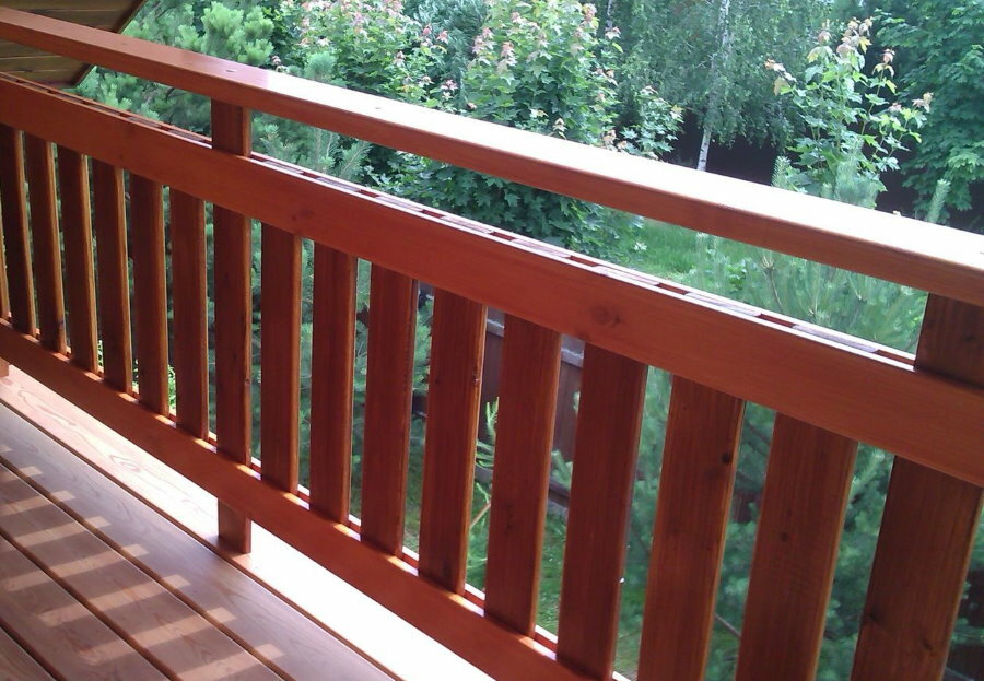 Potkrovni balkon s drvenim ogradama