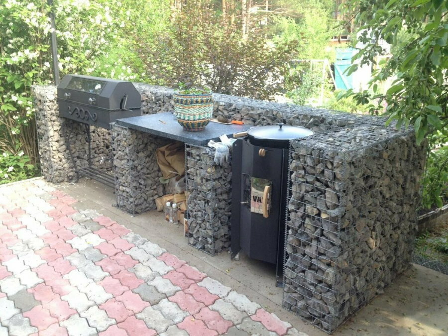 Muebles de jardín de gaviones en el área de cocina del país.