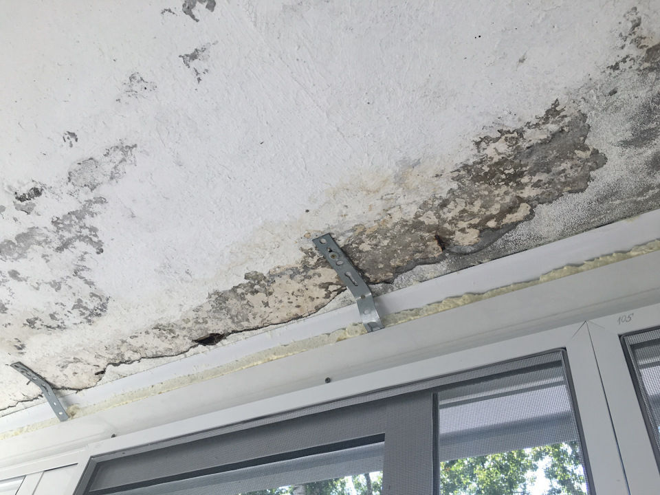 Intonaco distrutto sulla lastra di cemento del soffitto del balcone