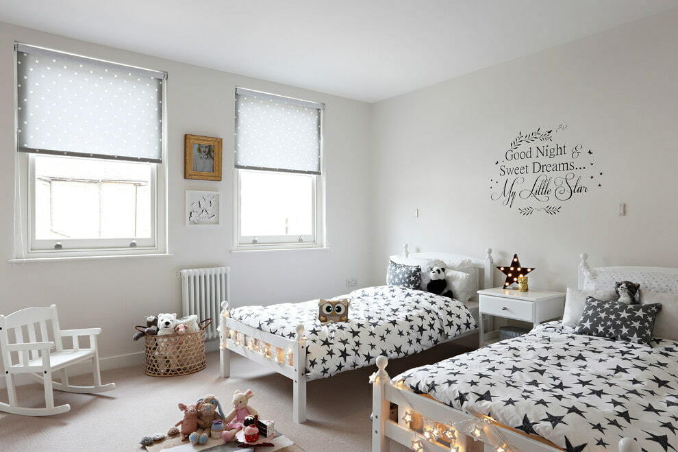 Čierne hviezdy na bielej deke v detskej izbe