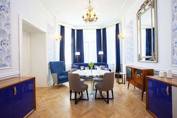 Dzīvojamās istabas interjers tika veidots klasiskā stilā ar svinīguma elementiem.