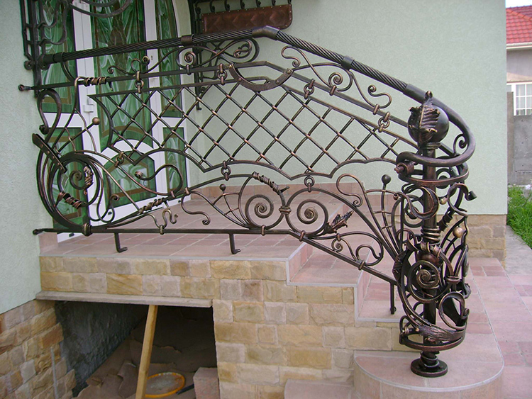 Jedinstvenost se očituje u detaljima: ograde od kovanog željeza unutar i izvan kuće
