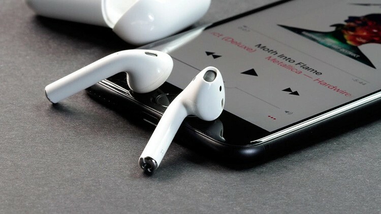 Prijungdami belaides ausines prie „iPhone“, galite pervardyti įrenginio pavadinimą.