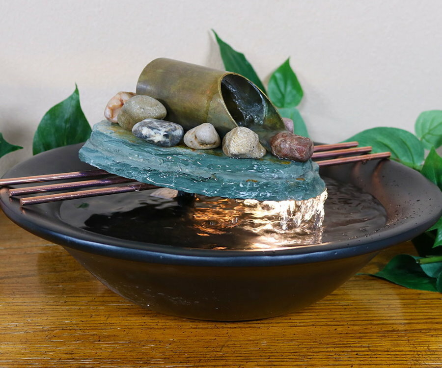 Miniatűr szökőkút porcelán tányérban