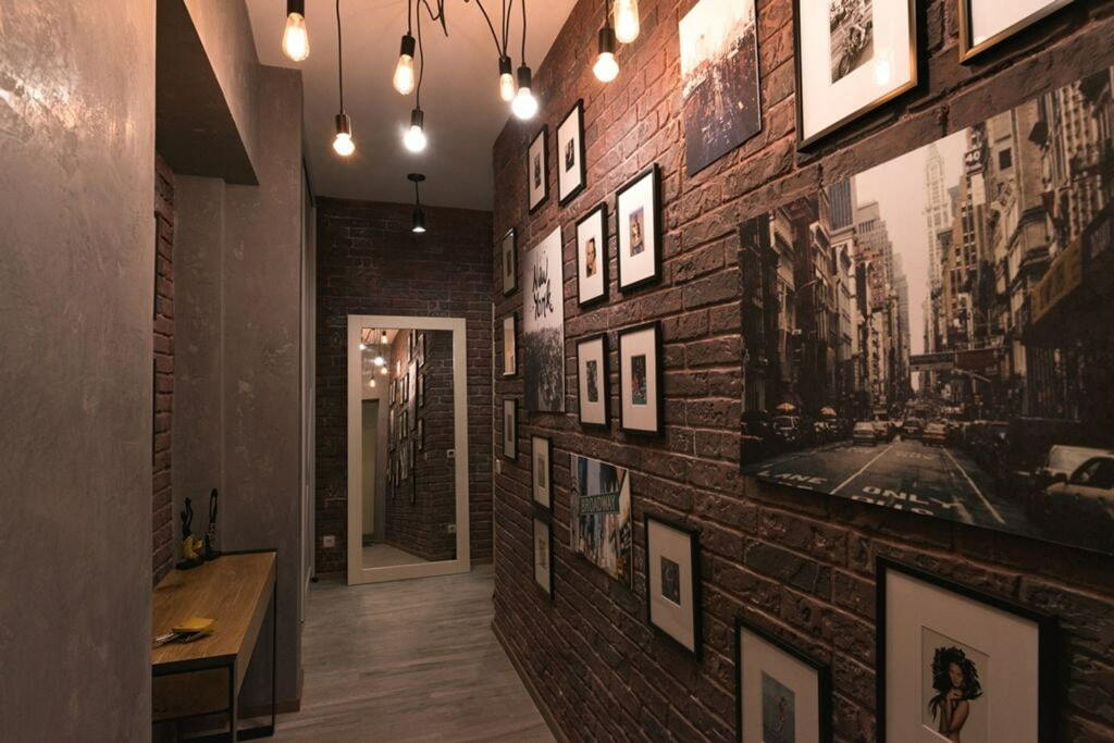 Monochromatyczne fotografie na ścianie korytarza w stylu loftu
