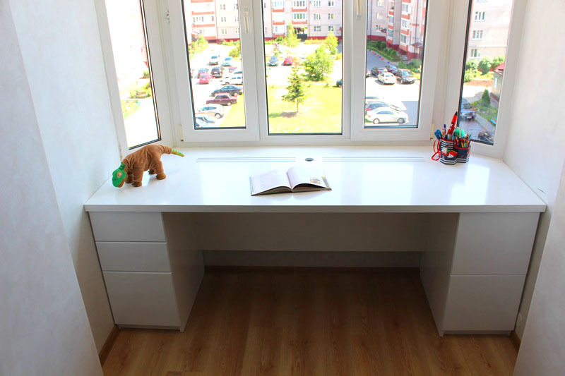 Dobrým riešením je predĺženie okenného parapetu a jeho použitie ako pracovného stola