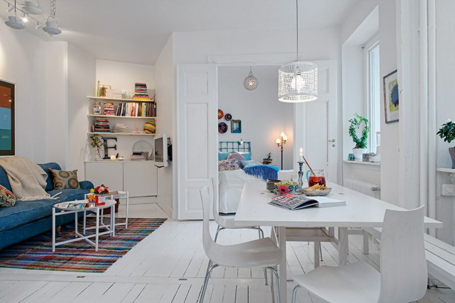 Skandinaviško stiliaus valgomojo-svetainės dizainas
