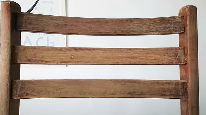 Ecco come dovrebbe apparire il legno dopo aver rimosso il vecchio strato di vernice