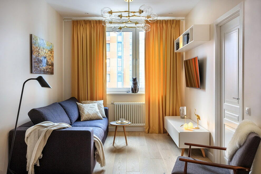 Lille stue med gule gardiner