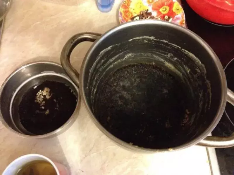 hoe maak je een pot schoon met houtskool?