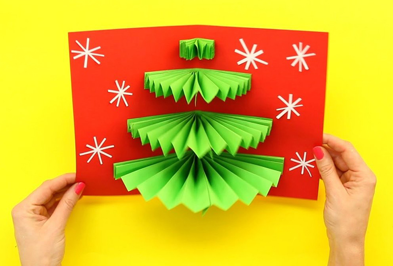 Pohľadnice môžu mať nielen formu origami, ale môžu mať aj prilepené figúrky.