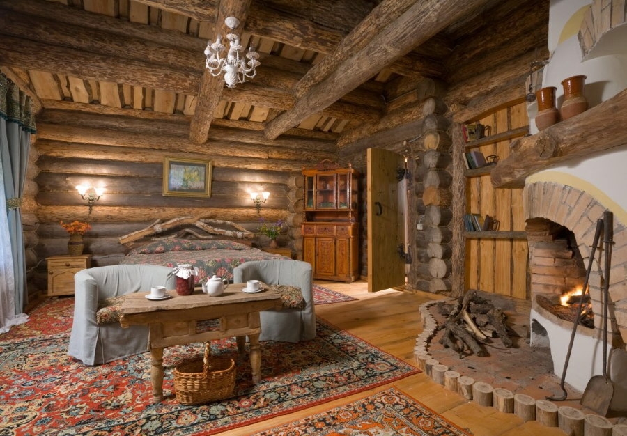 Kominek we wnętrzu sypialni w stylu wiejskim