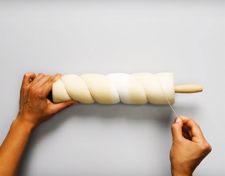 Umwickeln Sie ein normales Nudelholz mit einem Stück Schaumgummi und ziehen Sie es mit einem Faden ab, indem Sie es spiralförmig führen